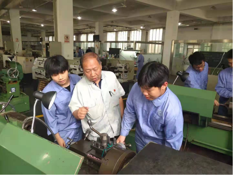 记车工实习教师刘国文